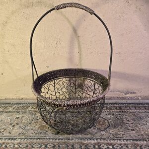 Vtg Wire Egg Basket Small Coil Handle Footed French Country Farmhouse Primitive